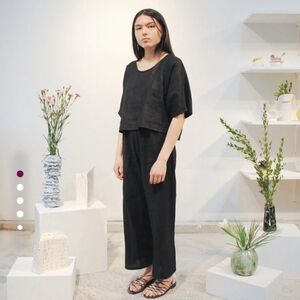 Lloyd loose-fitting black cropped top.